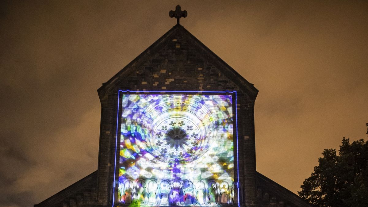 FOTO: Festival Signal rozzářil karlínský kostel sv. Cyrila a Metoděje